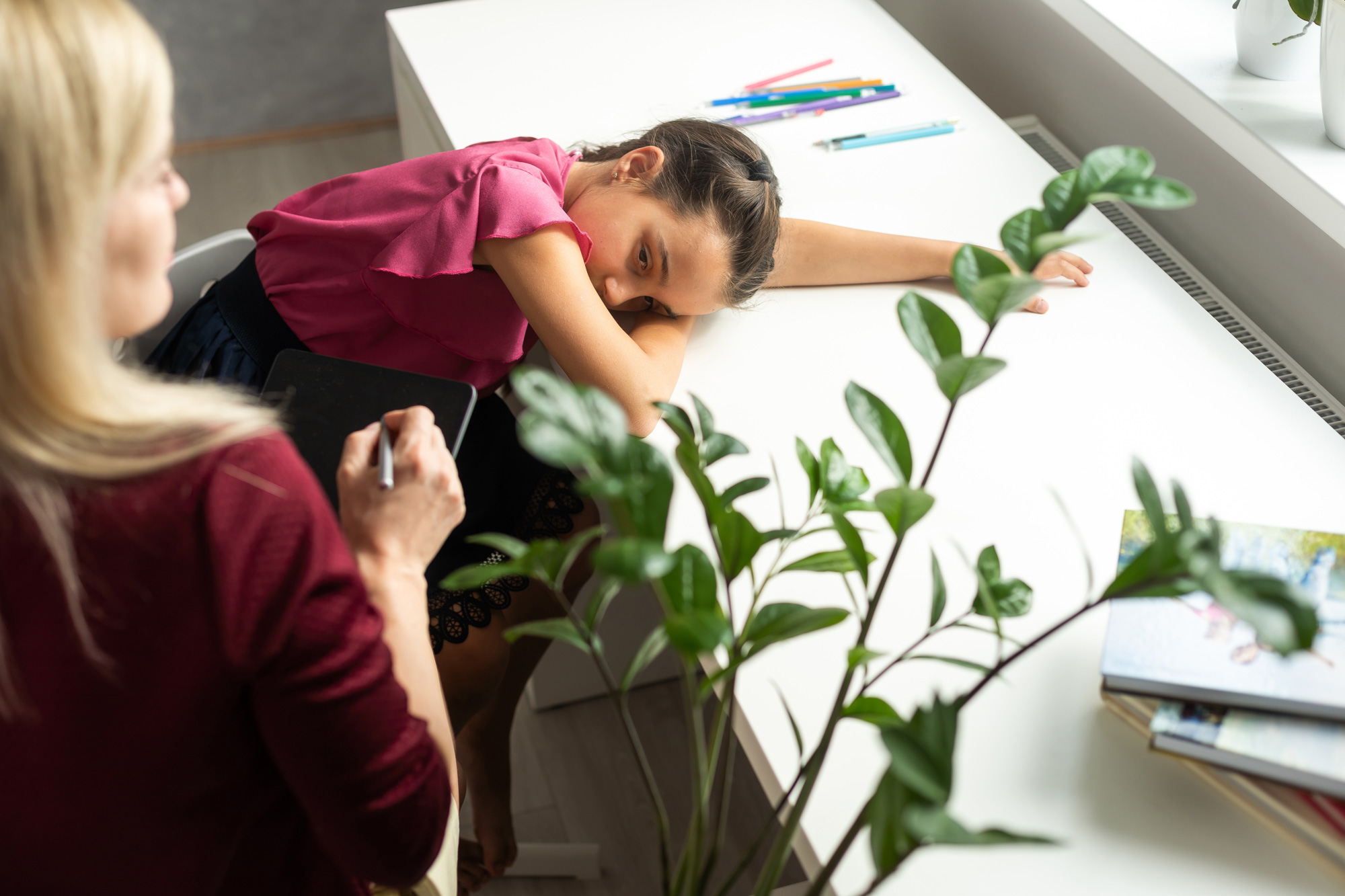 Schülerin am Schreibtisch